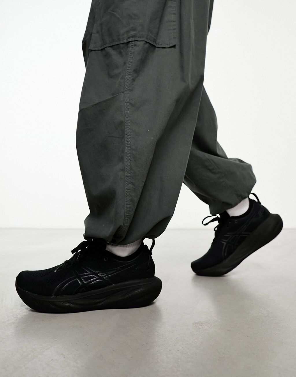 

Черные кроссовки для бега Asics Gel-Nimbus 25