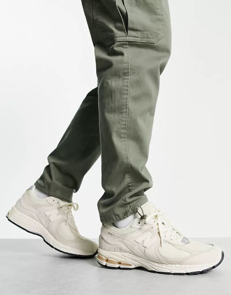 

Белые кроссовки New Balance 2002