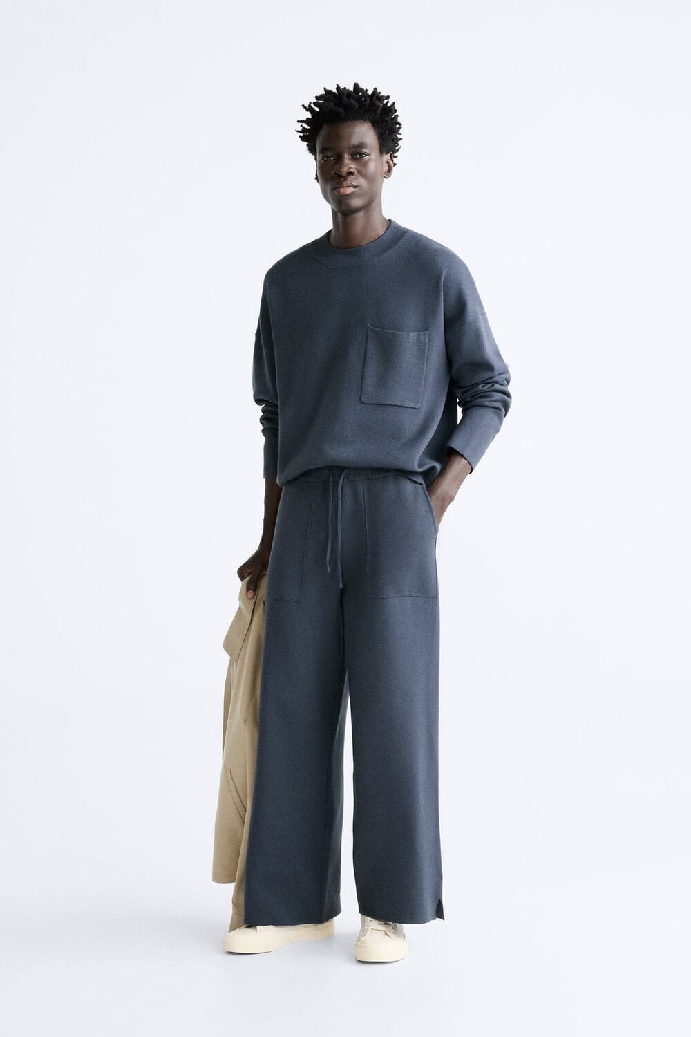 

Свитер с вырезом и карманом ZARA, синий