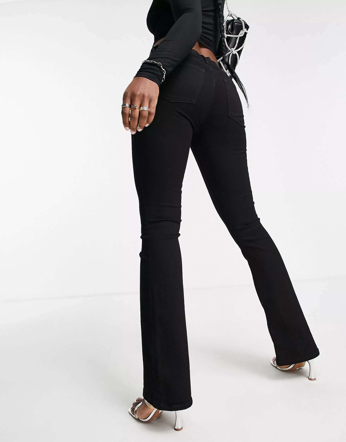 

Черные расклешенные джинсы со средней посадкой River Island Amelie