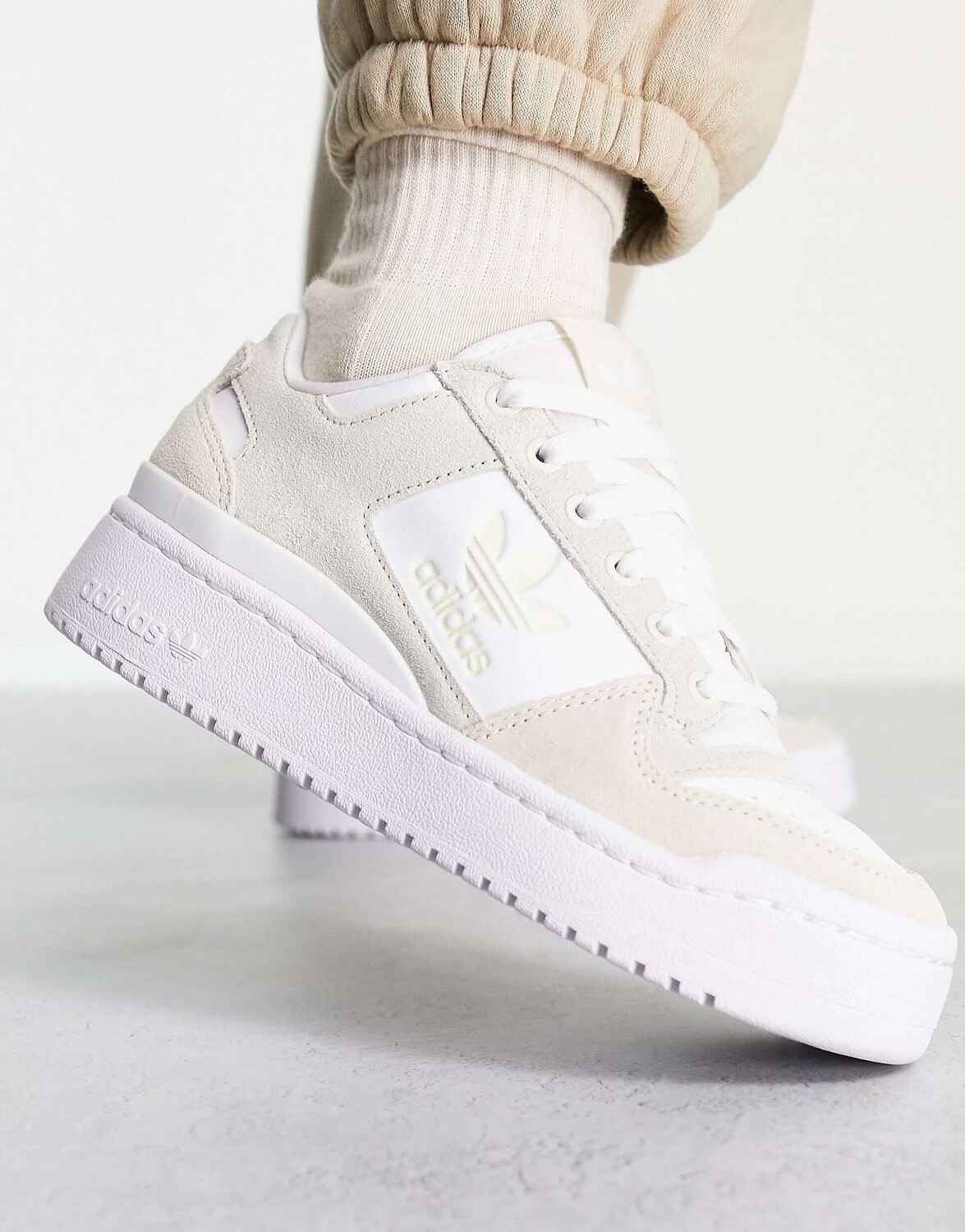 

Смелые кроссовки adidas Originals Forum белого цвета в нейтральных тонах
