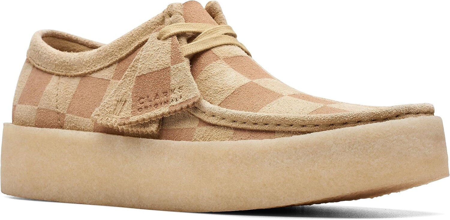 цена Кроссовки Wallabee Cup Clarks, цвет Maple Suede