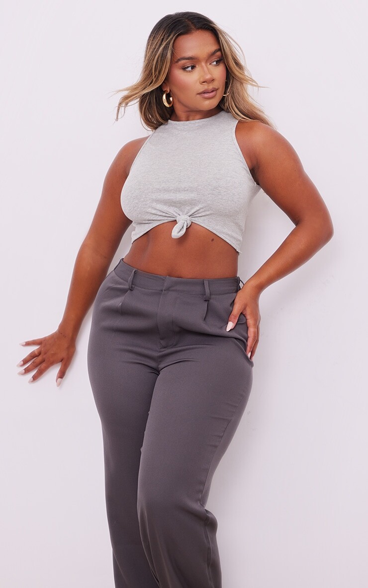 

PrettyLittleThing Укороченный топ из хлопка с узлом спереди Shape серого цвета