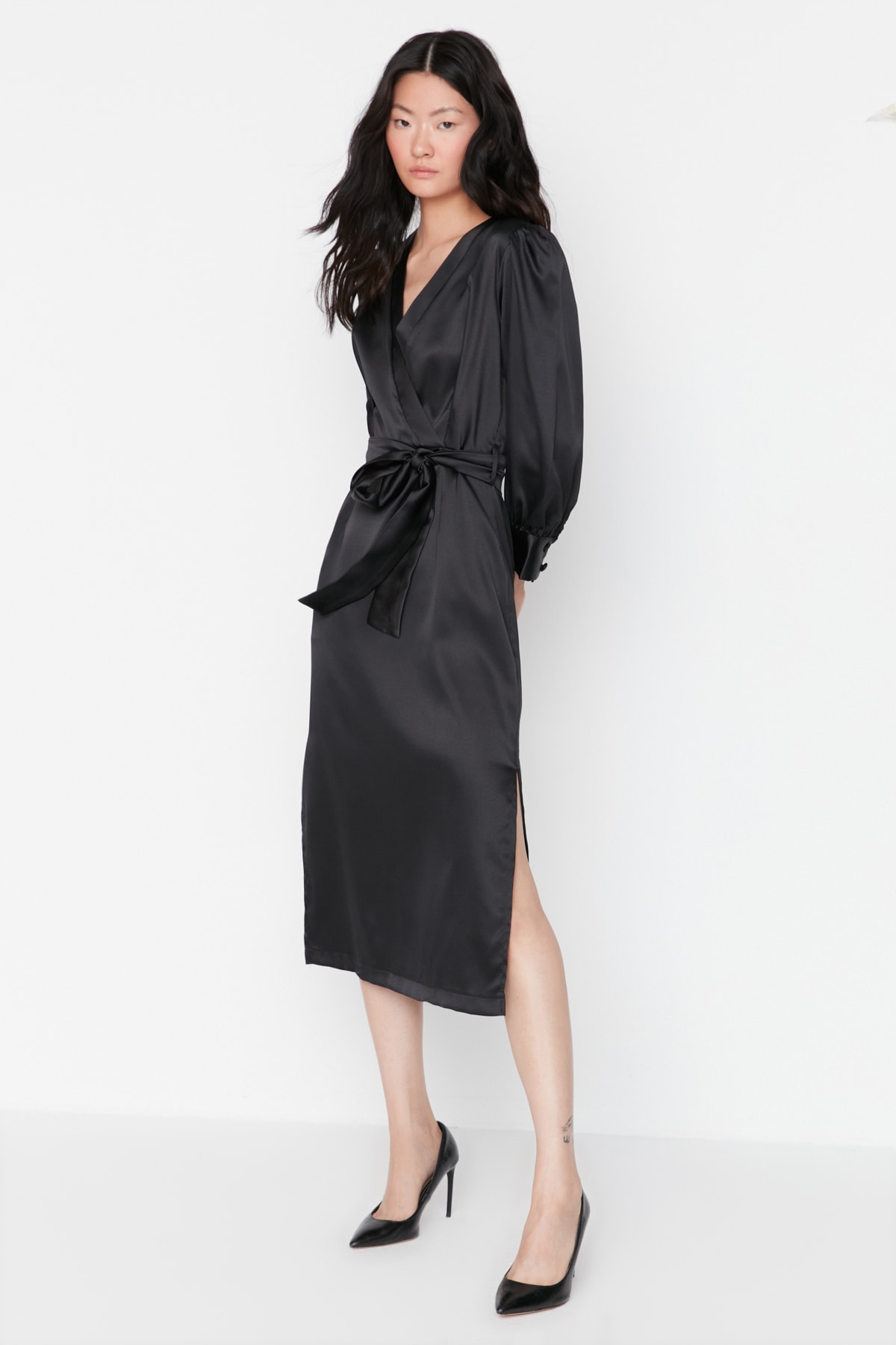 

Атласное тканое платье черного цвета с завязками Trendyol, черный