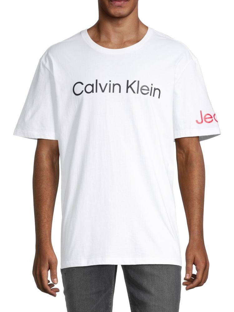 

Футболка с графическим логотипом Traveling Calvin Klein, цвет Brilliant