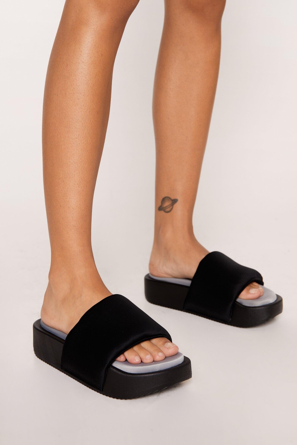 

Мягкие шлепанцы из искусственной кожи Nasty Gal, черный