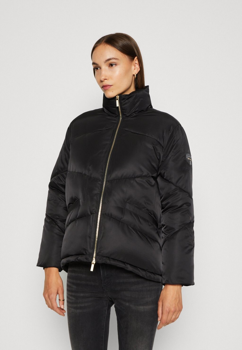

Зимняя куртка Armani Exchange, черный