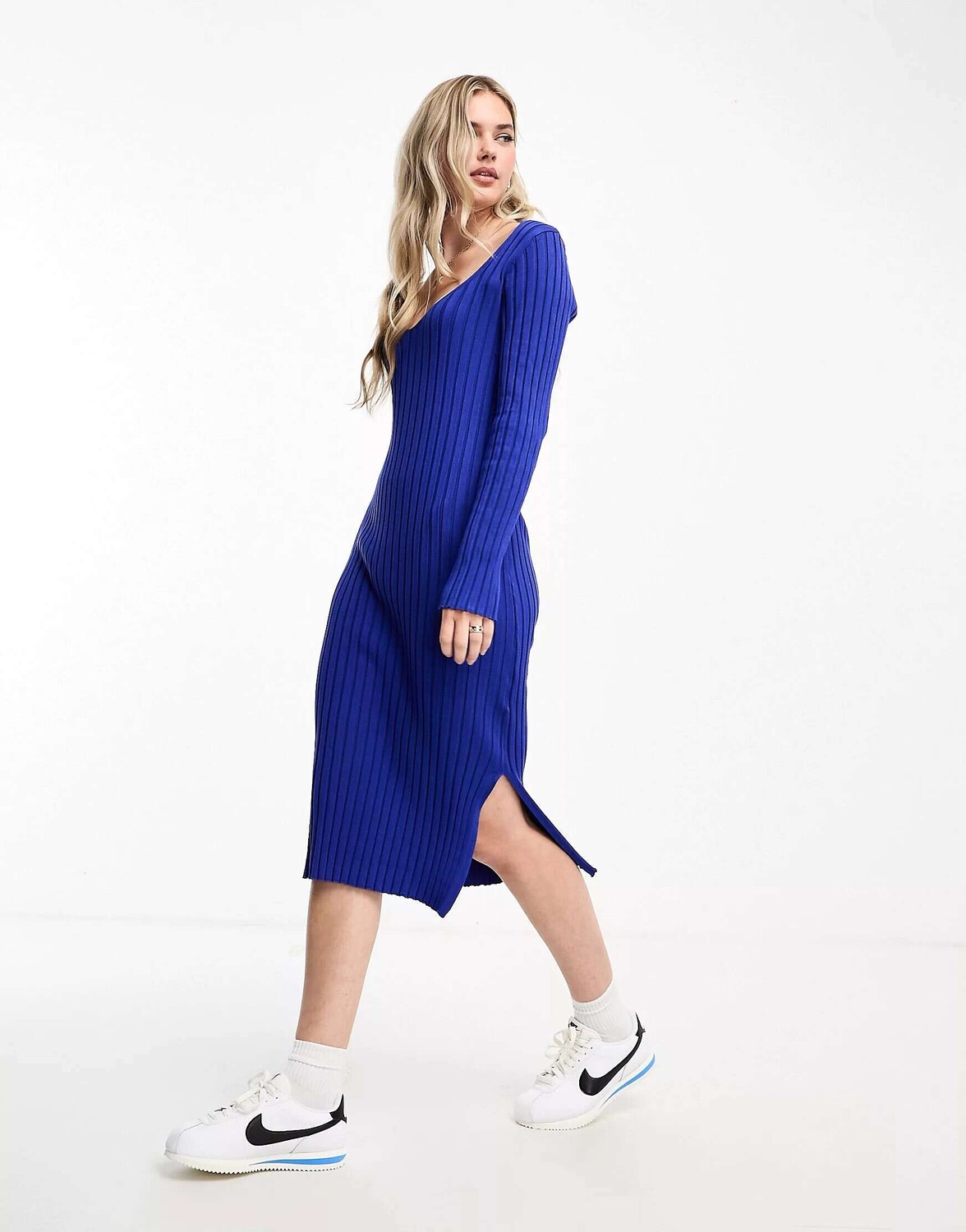 

Синее трикотажное платье с длинными рукавами Monki