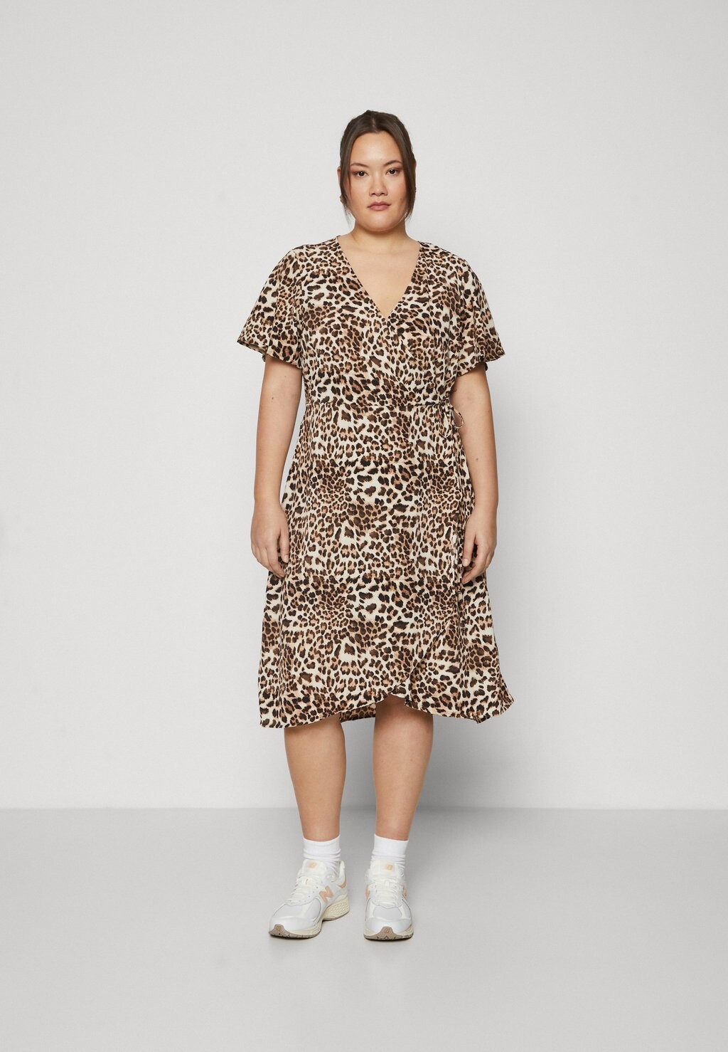 

Дневное платье VMCSAKI WRAP DRESS Vero Moda Curve, цвет sandshell betty