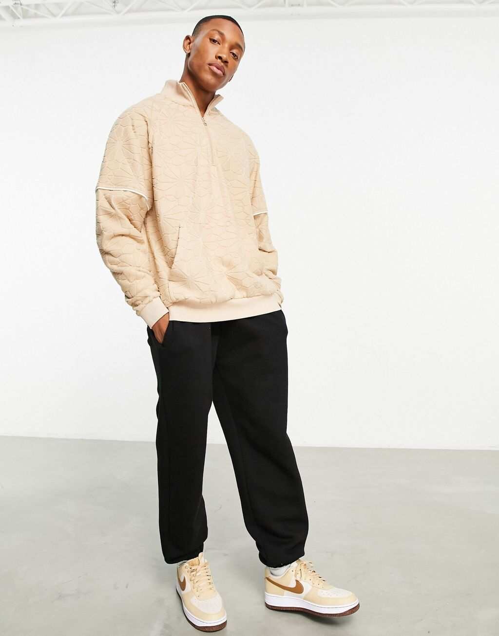 

Объемный свитшот с половиной молнии ASOS DESIGN из бежевой гео-ткани с цветочным принтом и окантовкой, Бежевый