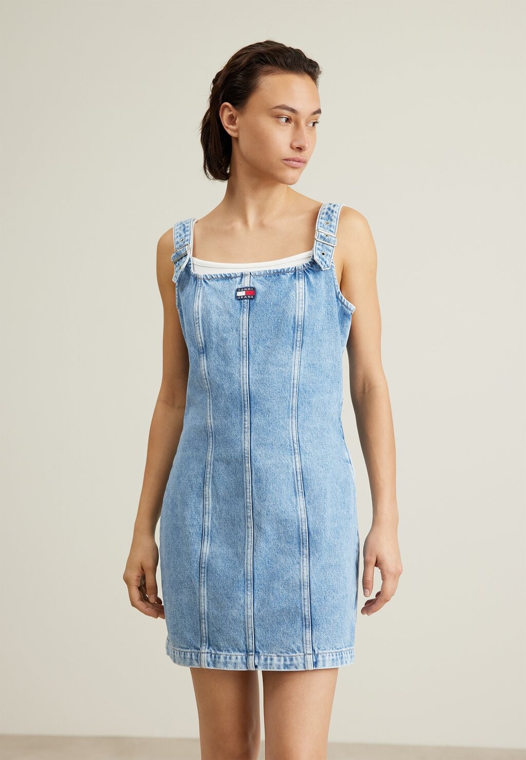 

Дневное платье Tommy Jeans МИНИ-ПЛАТЬЕ С ПРЯЖКОЙ, цвет denim light