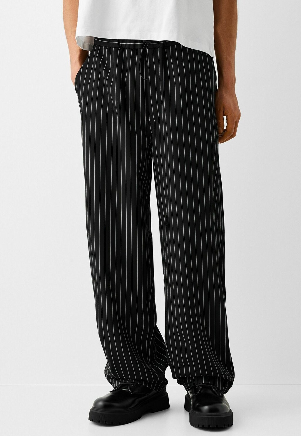 цена Брюки WIDE-LEG PINSTRIPE Bershka, цвет black