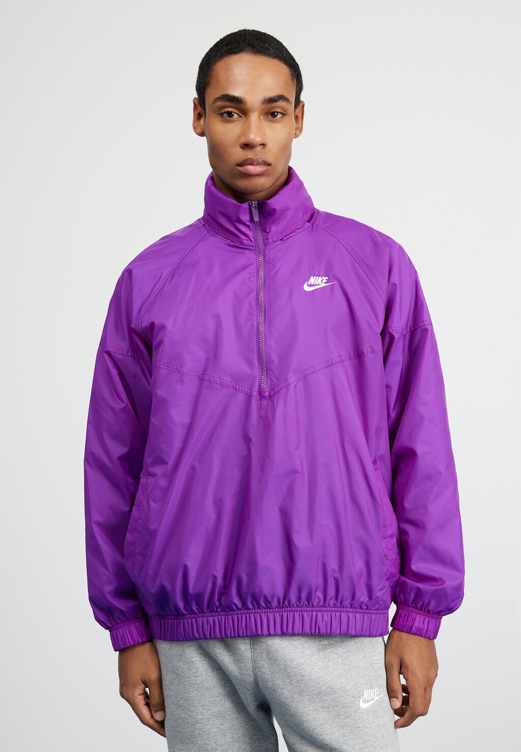 

Легкая куртка M NK CLUB WVN TRACK JKT UL Nike, диско фиолетовый/белый