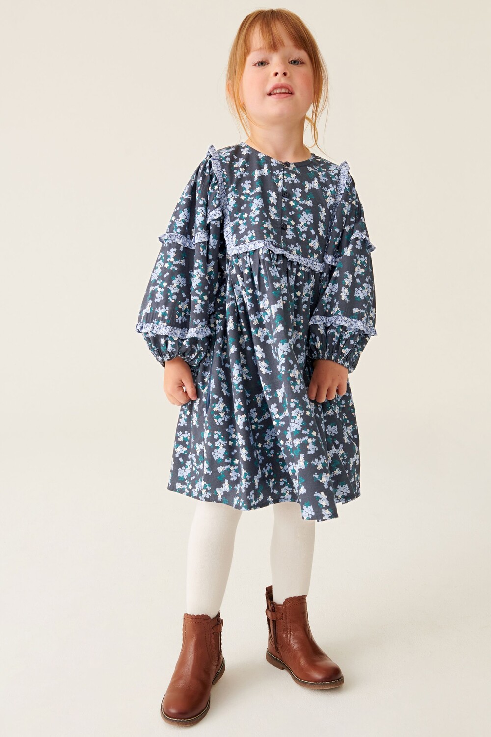 

Платье с рукавами украшенными рюшами и мелким принтом Laura Ashley, синий