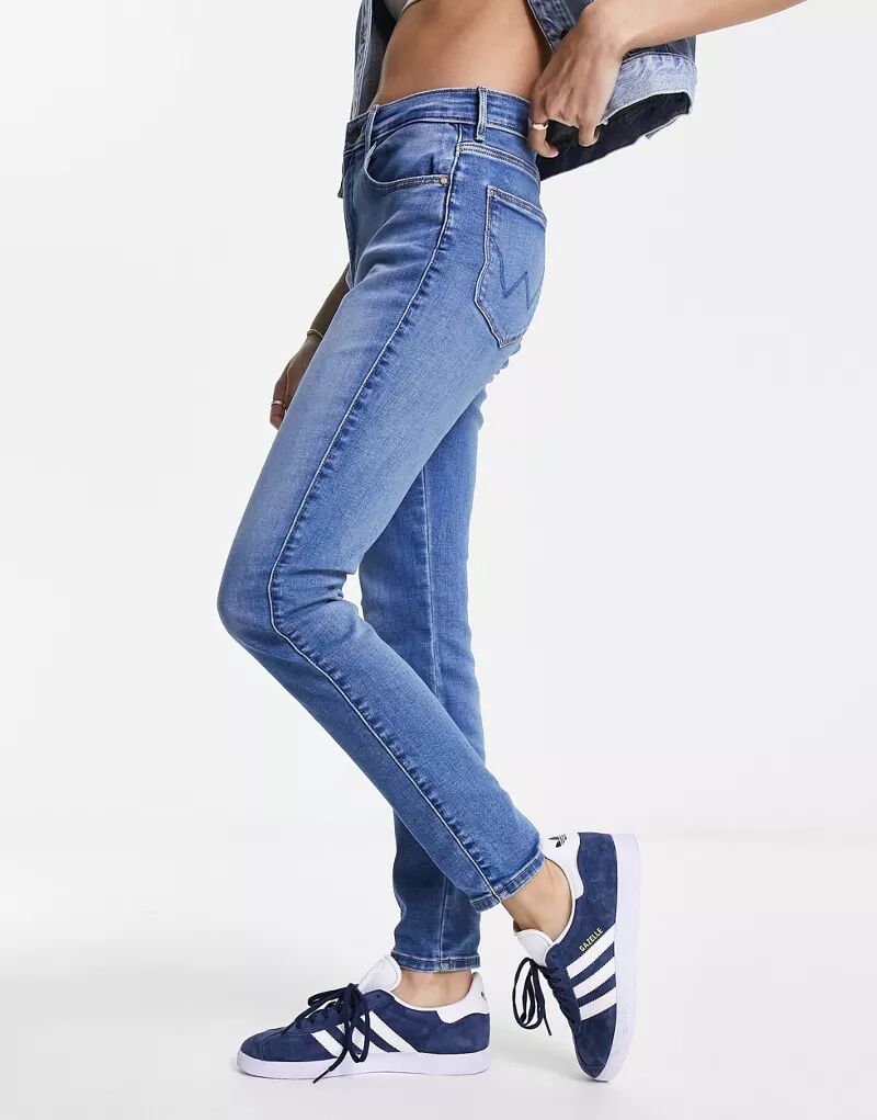 цена Голубые джинсы скинни с завышенной талией Wrangler