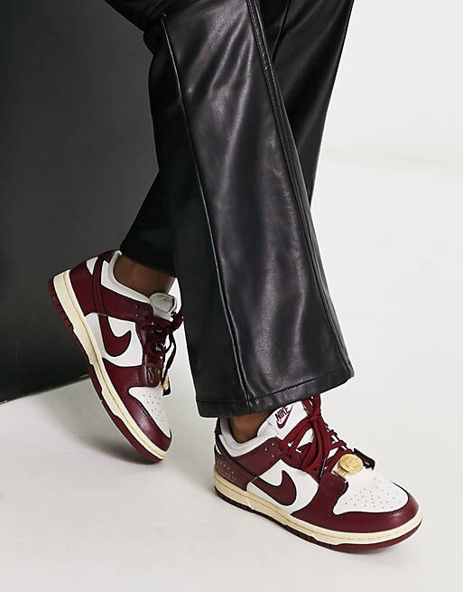 

Бело-красные кроссовки Nike Dunk