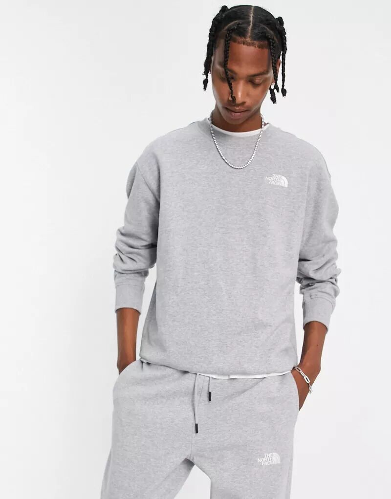 

Серый флисовый свитшот оверсайз The North Face Essential