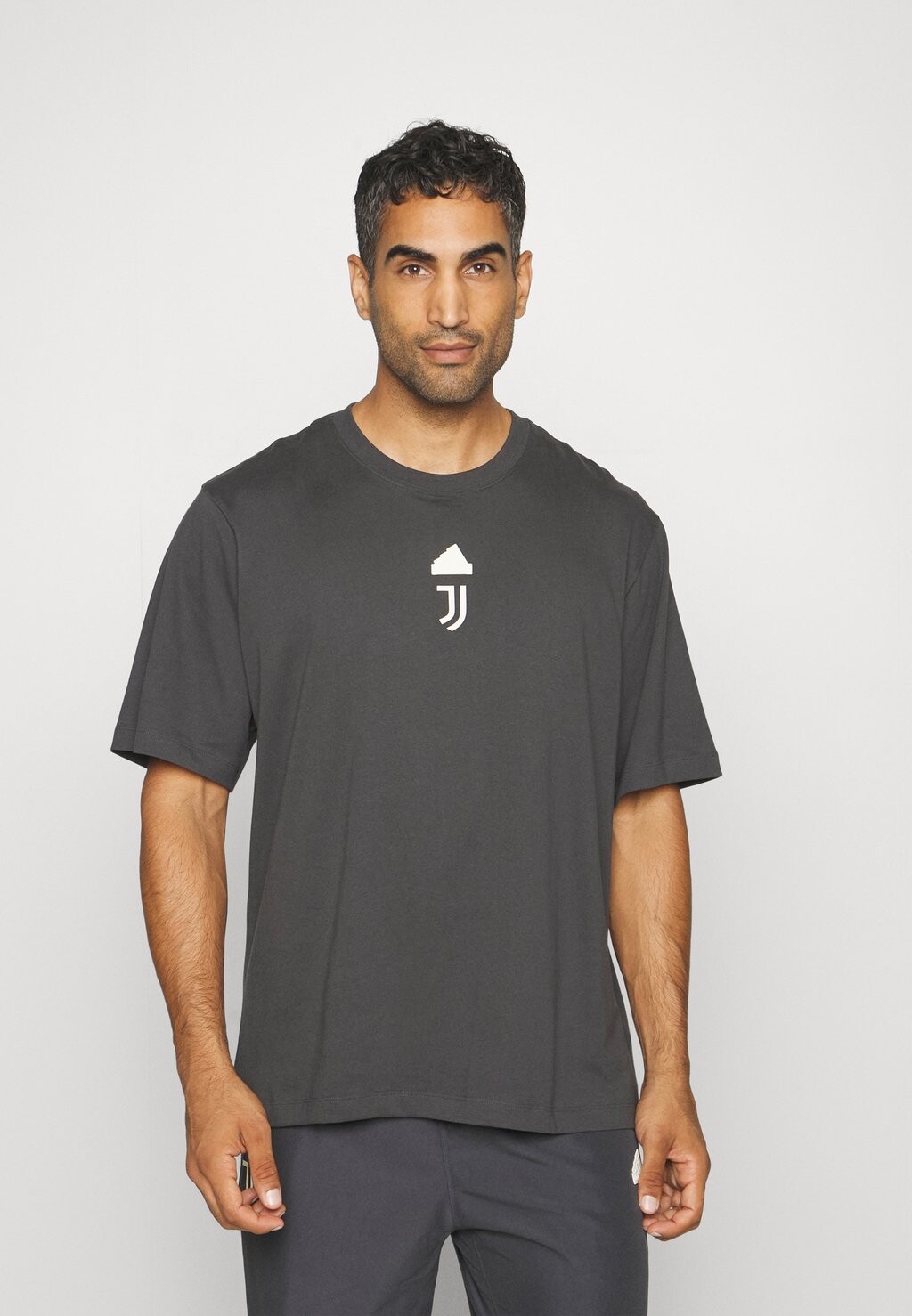 

Команда Juventus Turin Lifestyler Adidas, цвет carbon