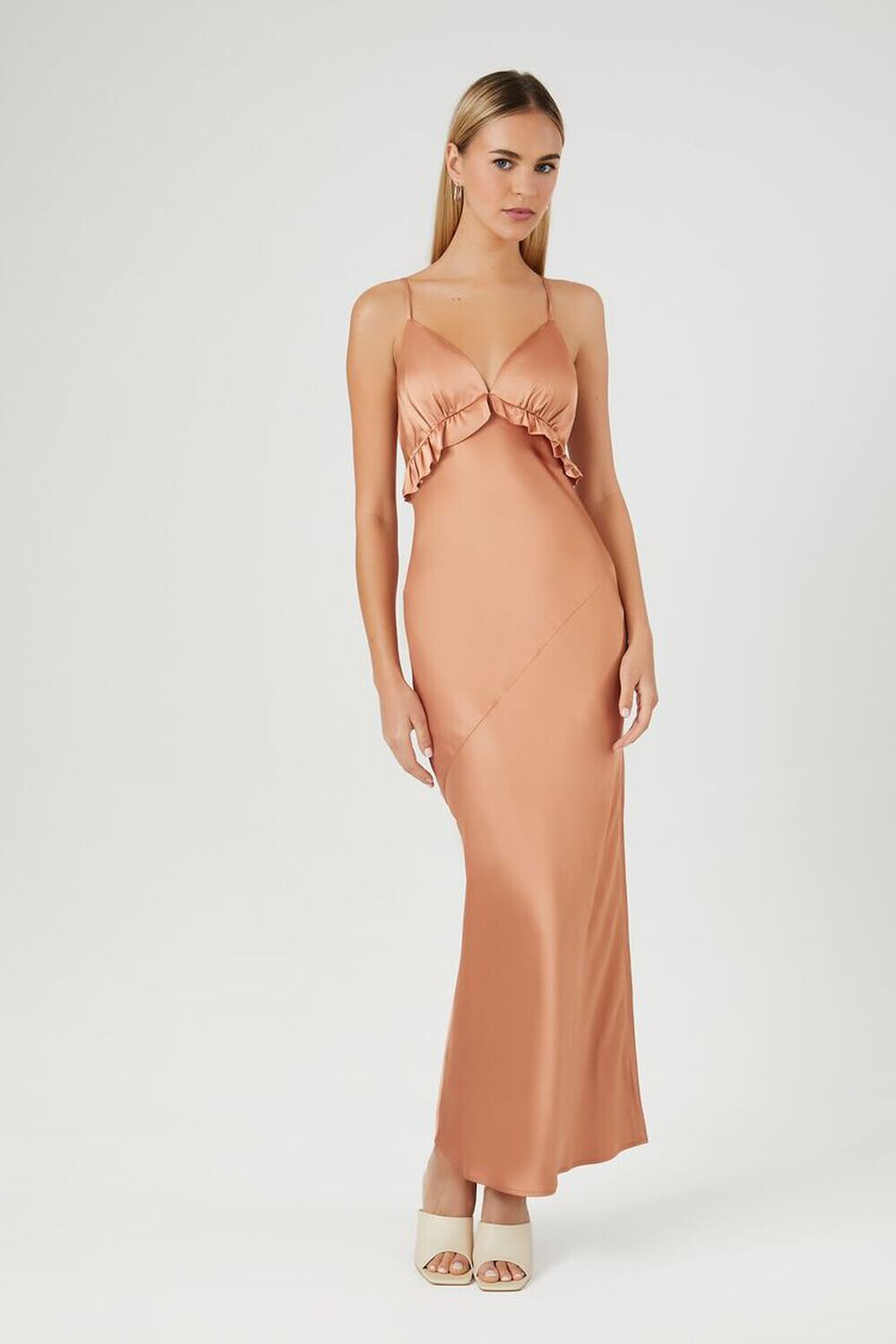

Атласное платье макси с оборками Forever 21