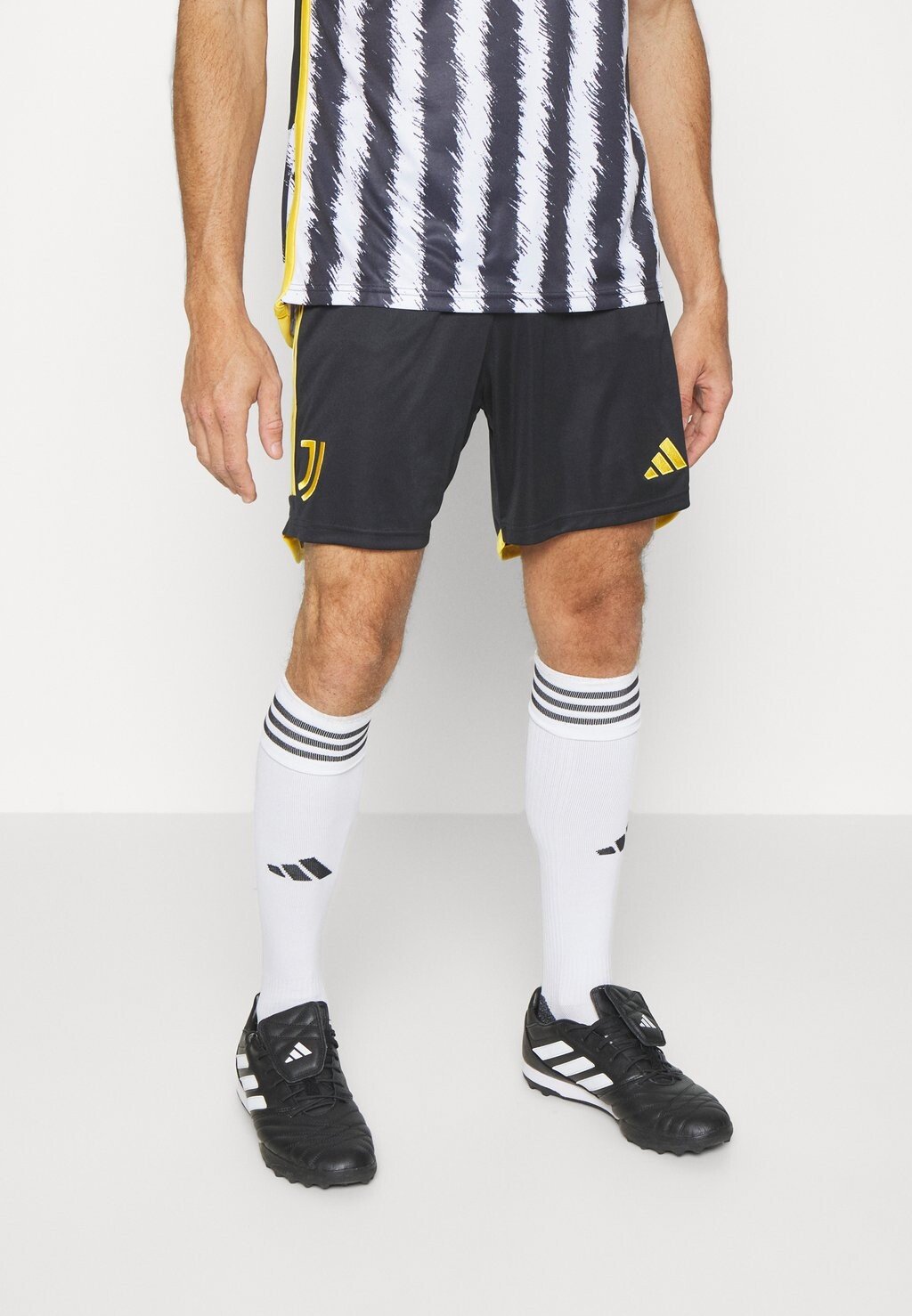 

Спортивные шорты Adidas