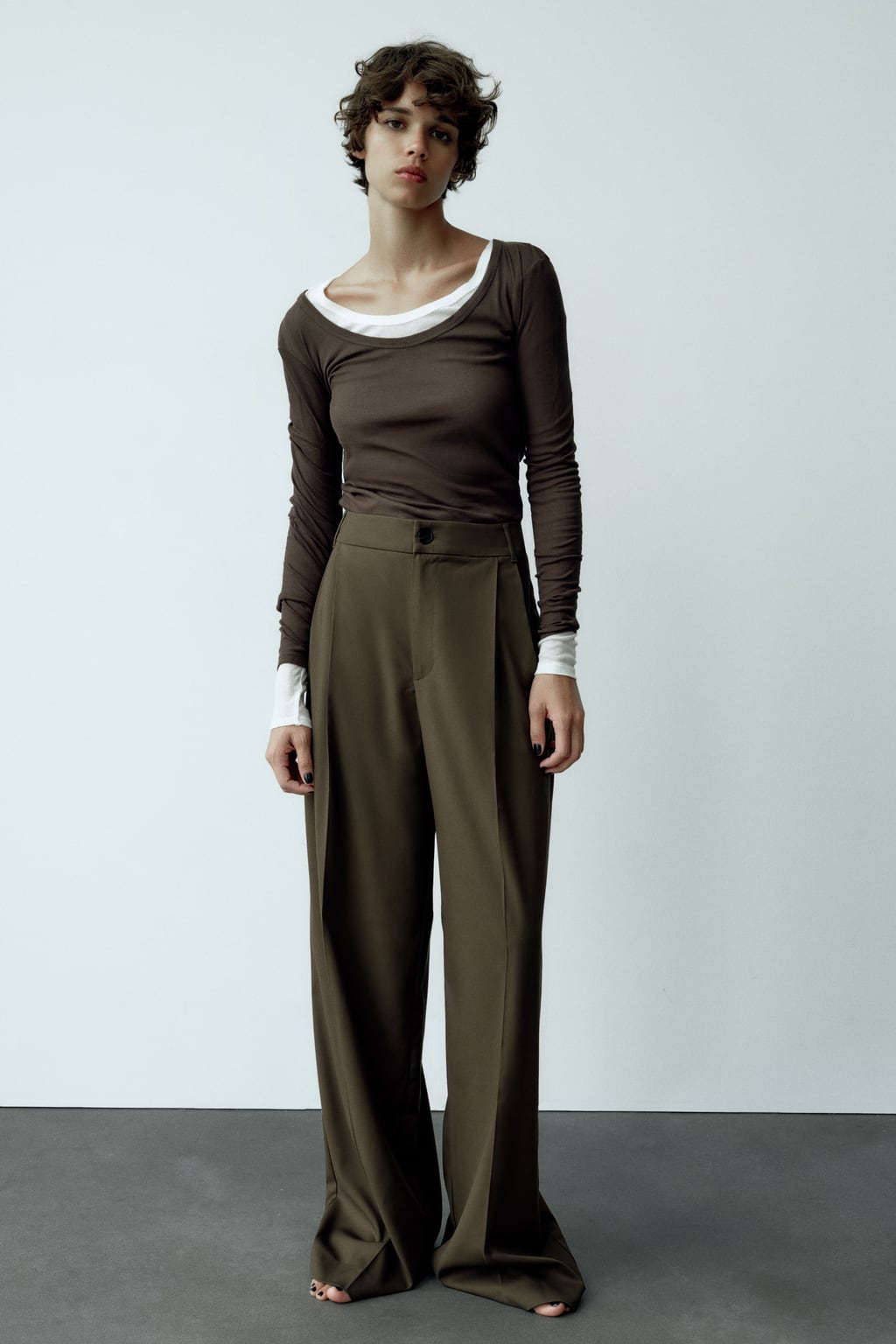

Брюки со складками полной длины ZARA, хаки