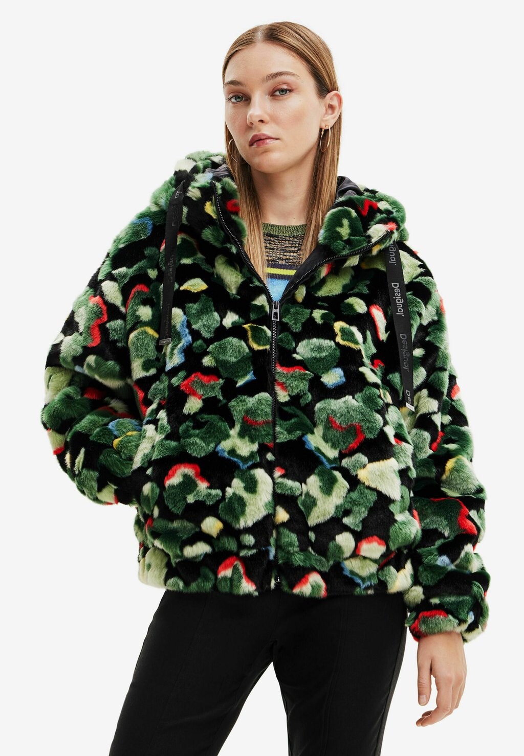 

Куртка Desigual CAMO FUR-EFFECT, зеленый