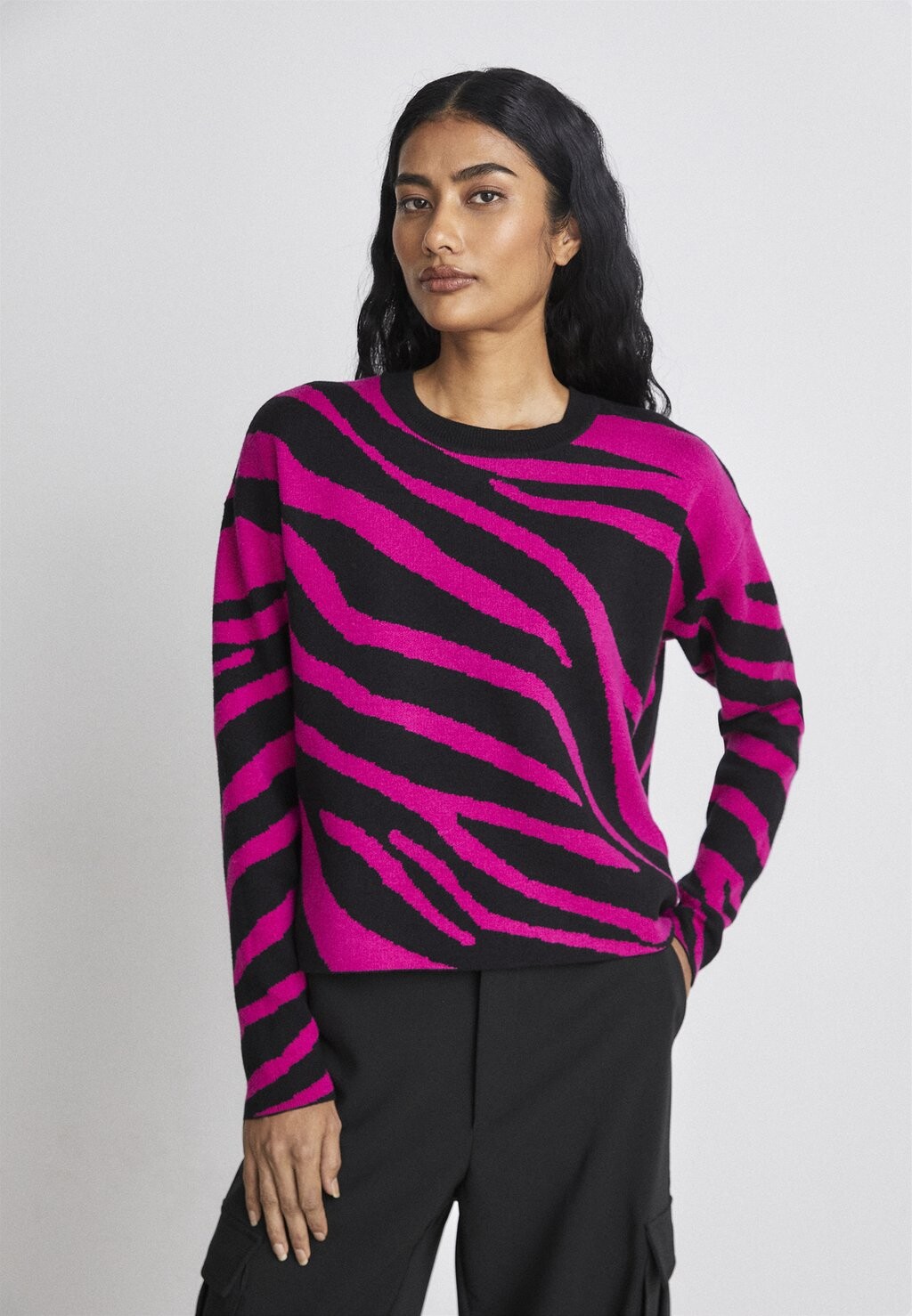 

Свитшот DKNY CREW, цвет electric fuschia/black
