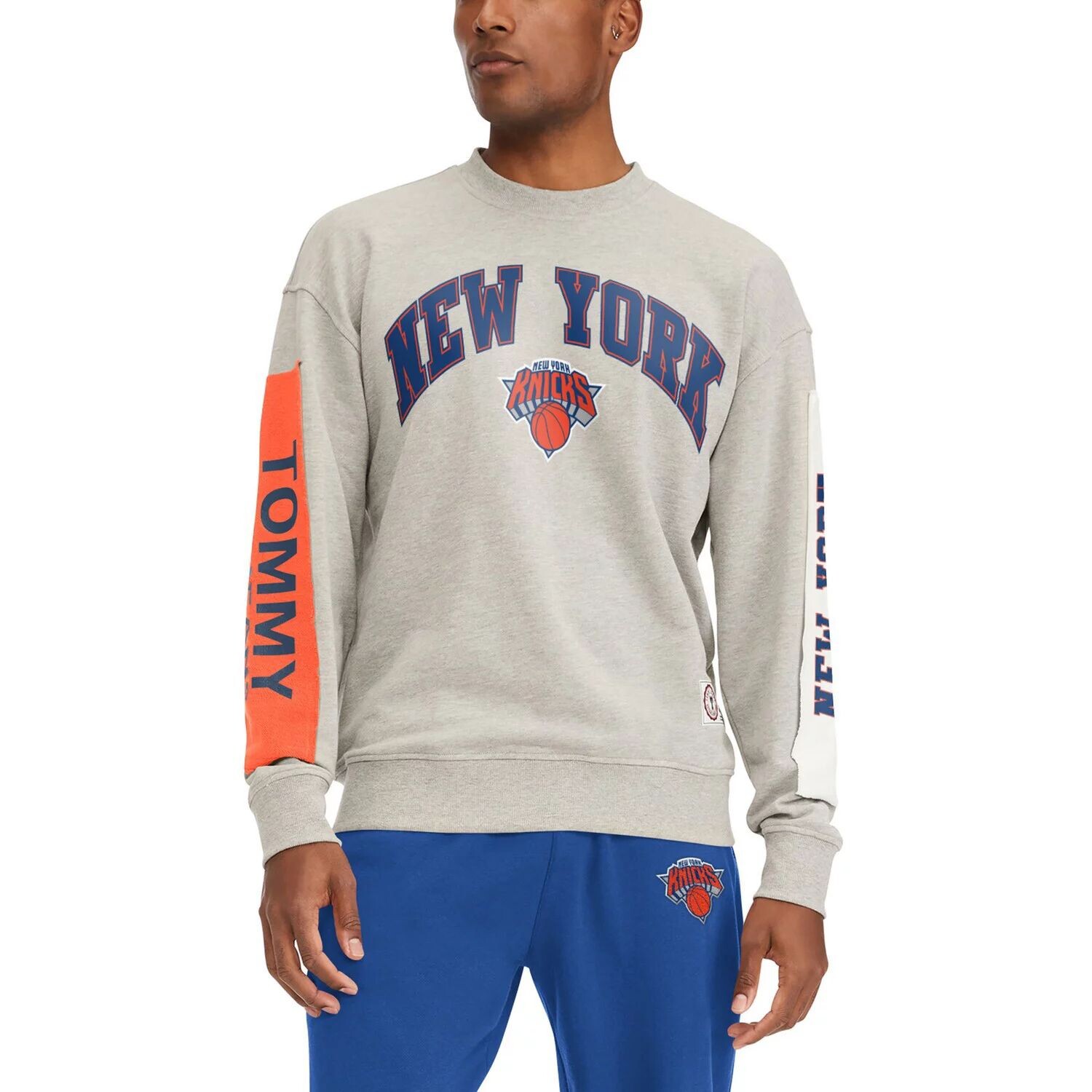 

Мужской серый пуловер Tommy Jeans New York Knicks James с нашивкой