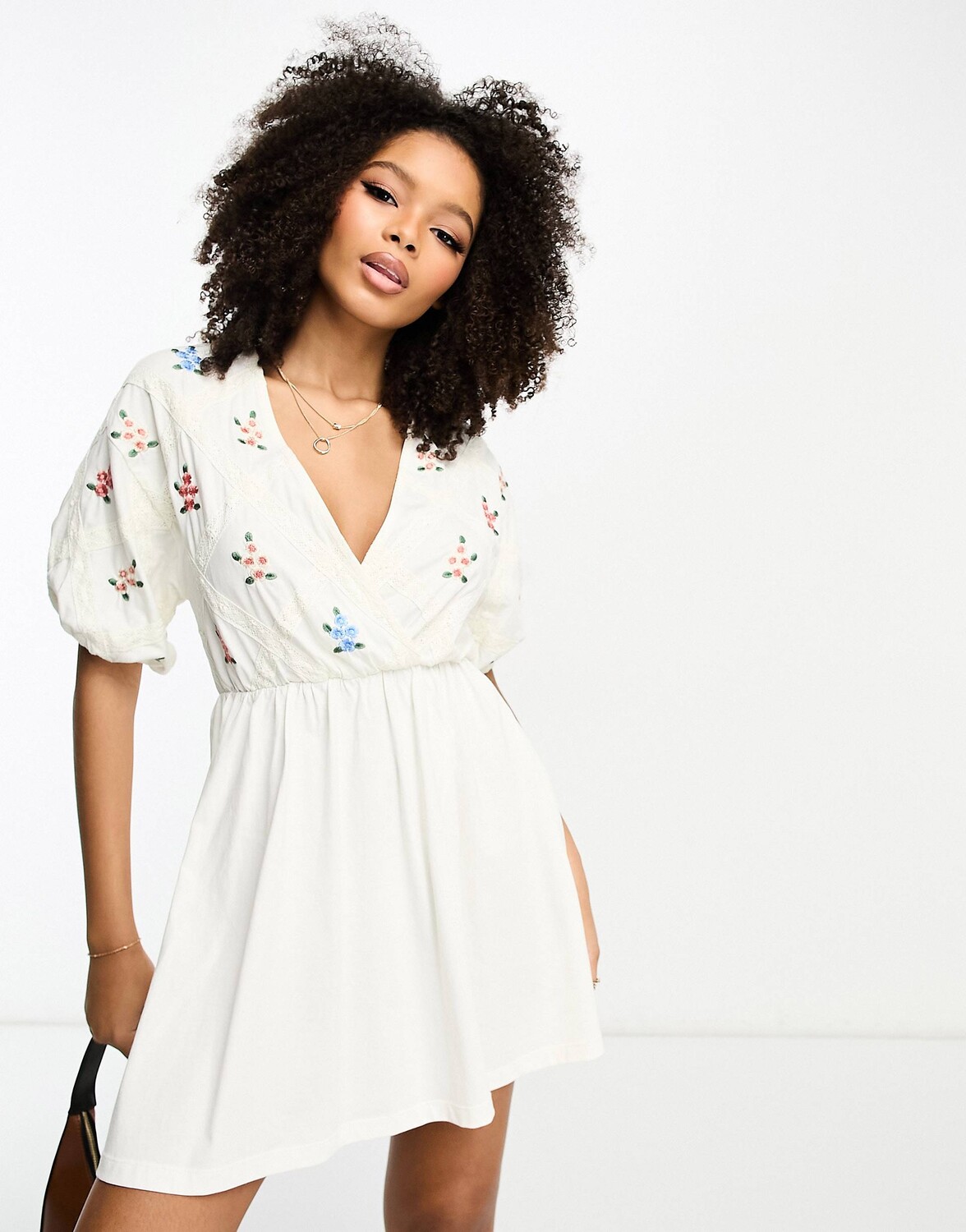 

Кремовое мини-платье с кружевной вставкой и вышивкой ASOS DESIGN, Бежевый