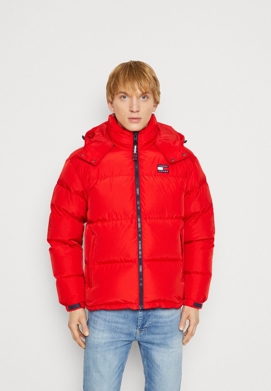

Куртка Tommy Jeans АЛЯСКА ПУФФЕР, цвет deep crimson