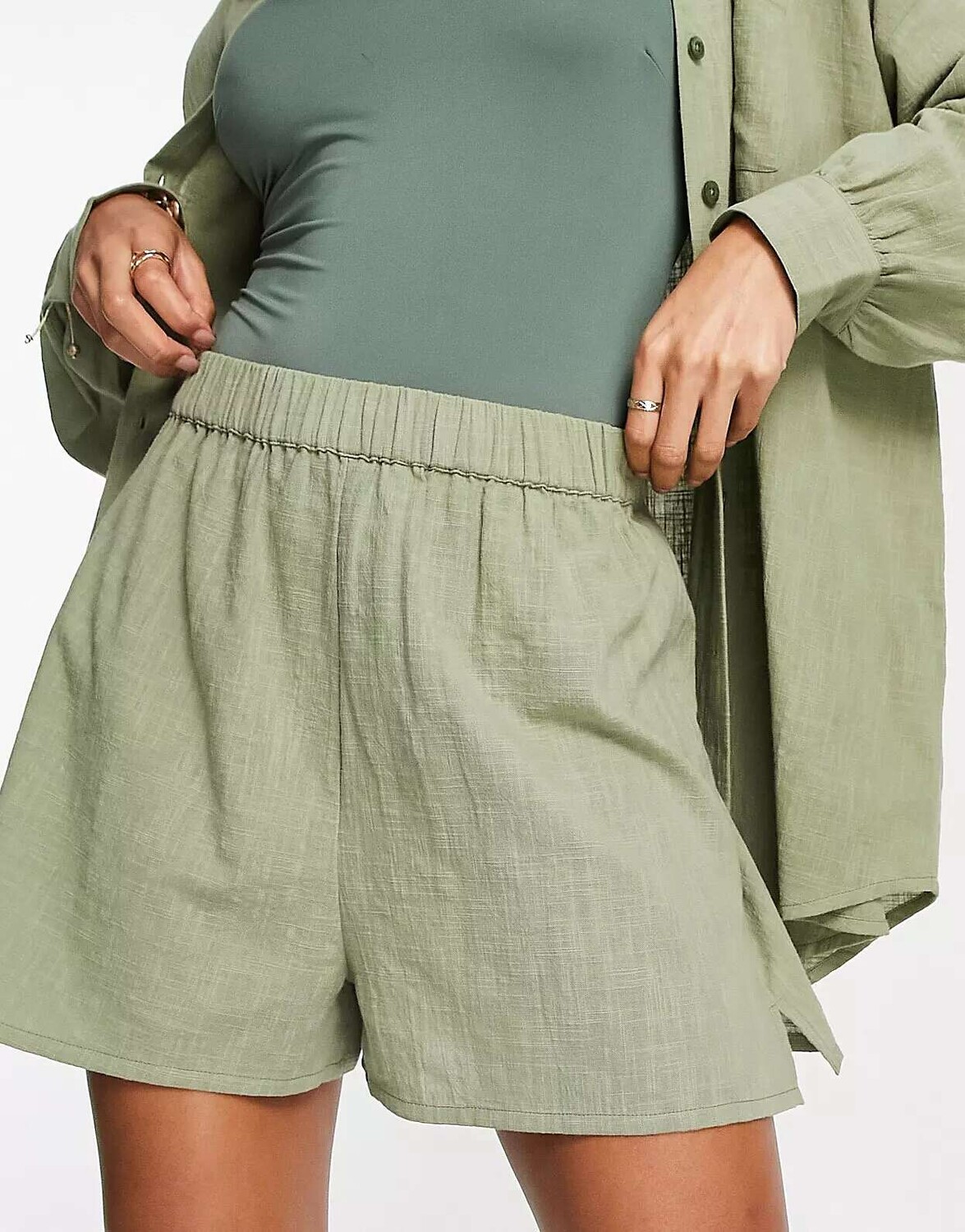 

Текстурированные пляжные шорты цвета хаки ASOS