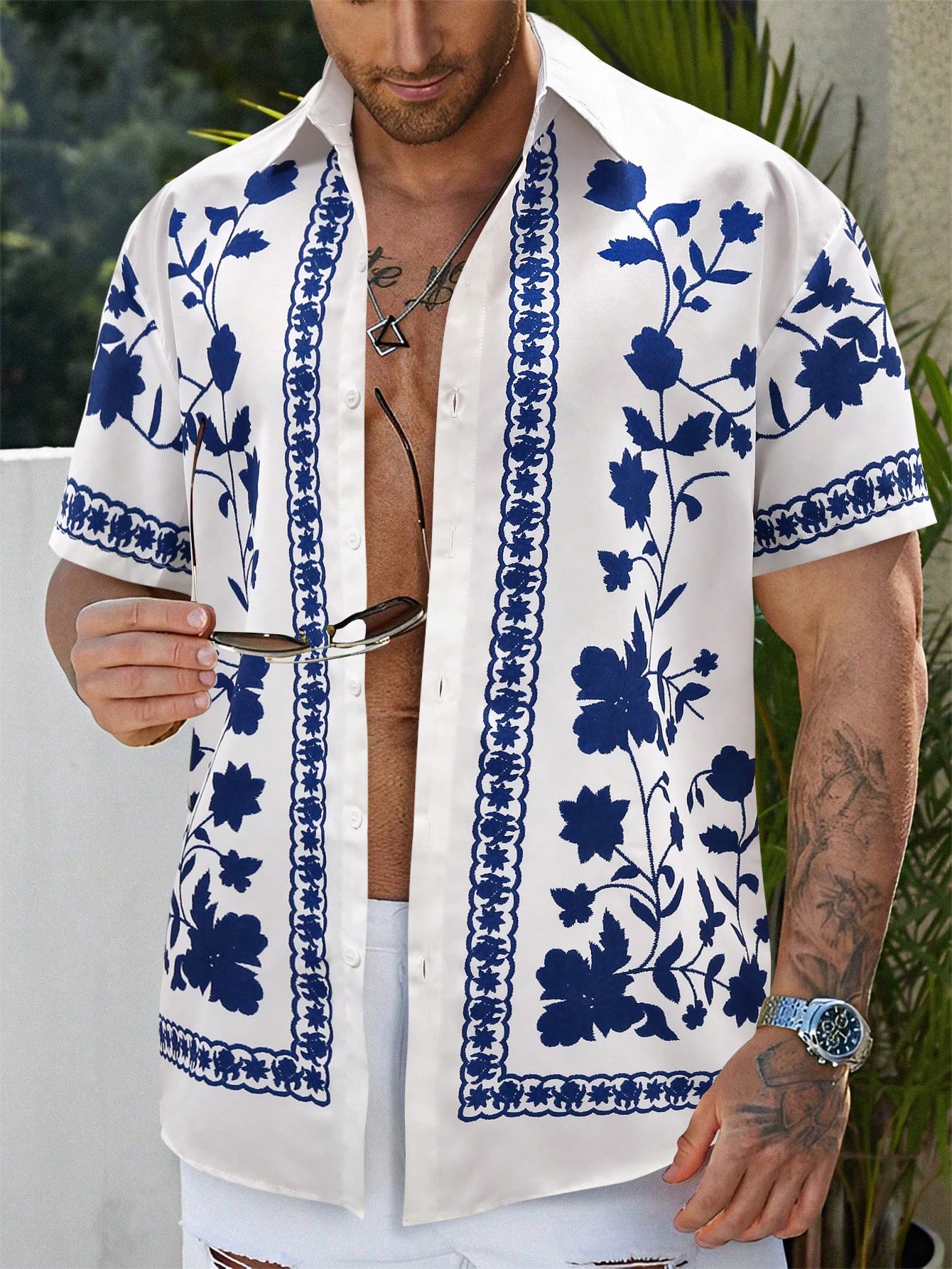 Мужская рубашка на пуговицах с короткими рукавами Manfinity RSRT с цветочным принтом, синий и белый