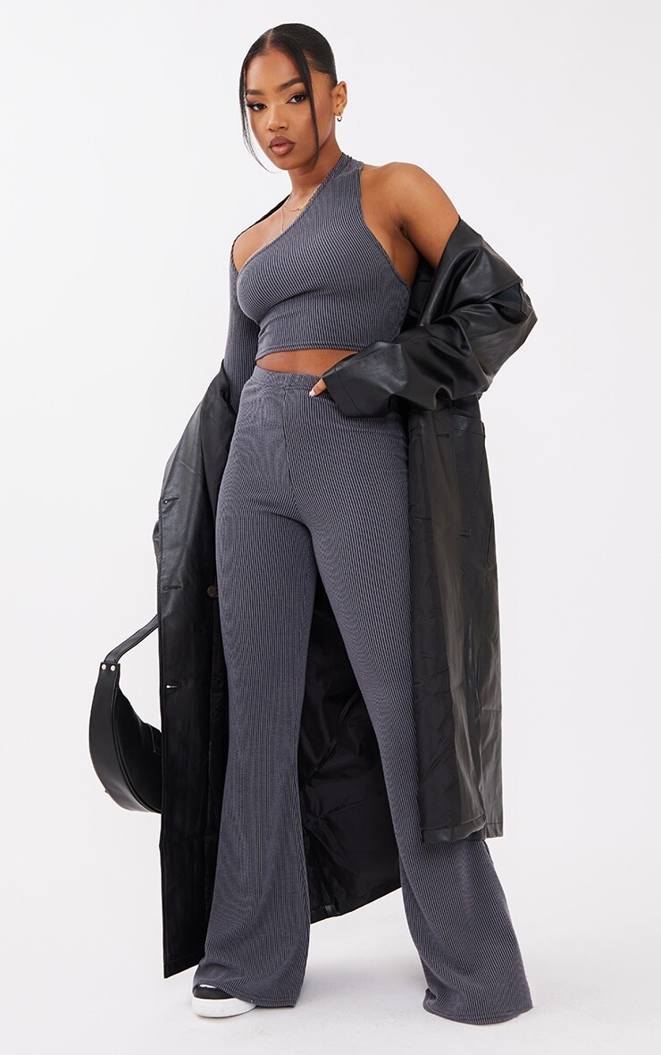 

PrettyLittleThing Темно-серые двухцветные расклешенные брюки скинни в рубчик со складками, Серый