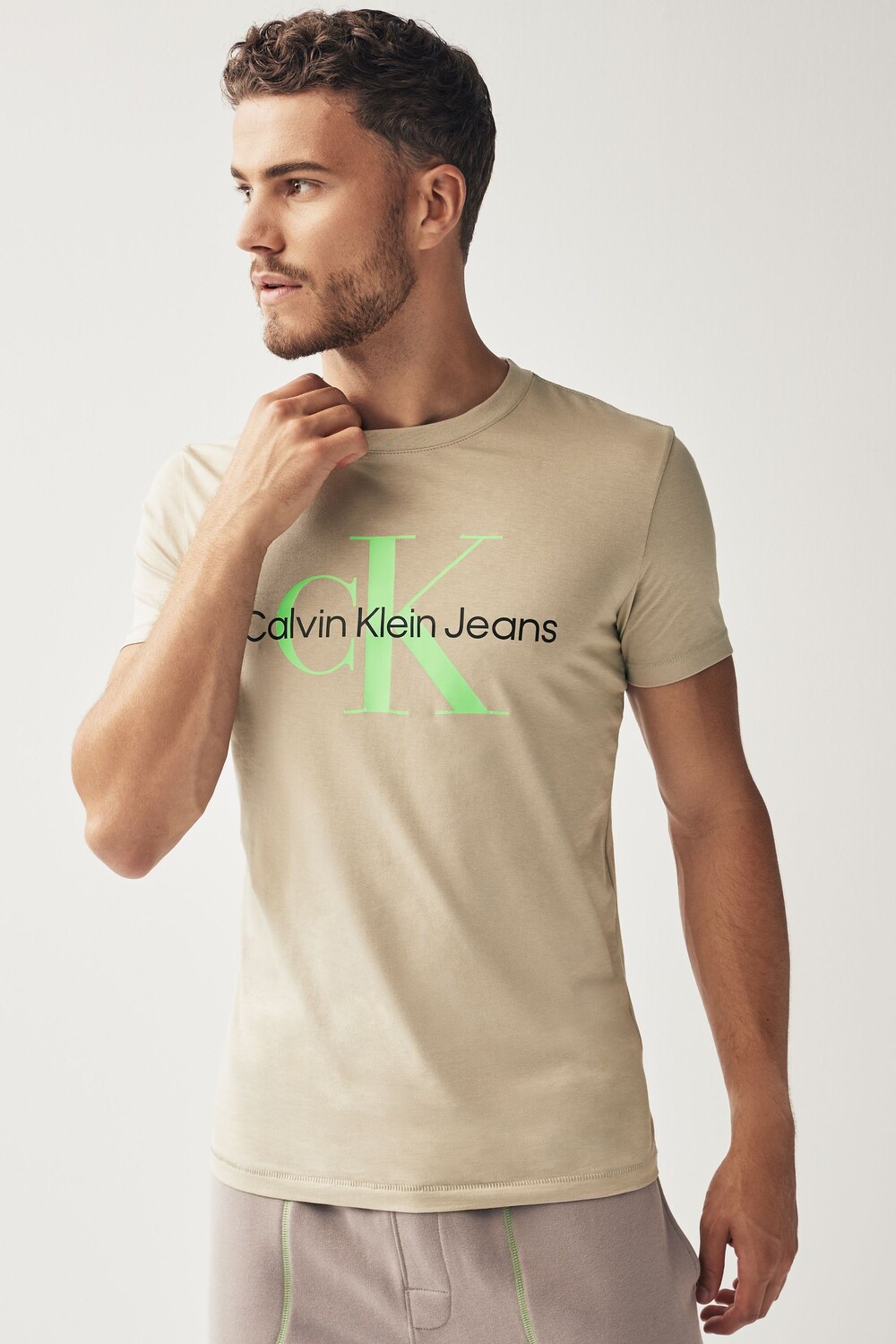 

Футболка натурального цвета с монологом Calvin Klein Jeans