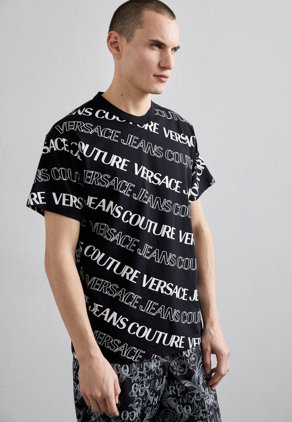 

Футболка с принтом Versace Jeans Couture, черный