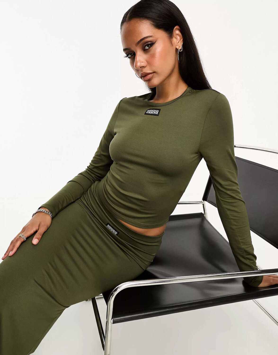 

Оливковый трикотажный топ с длинными рукавами и тканой этикеткой ASOS Weekend Collective