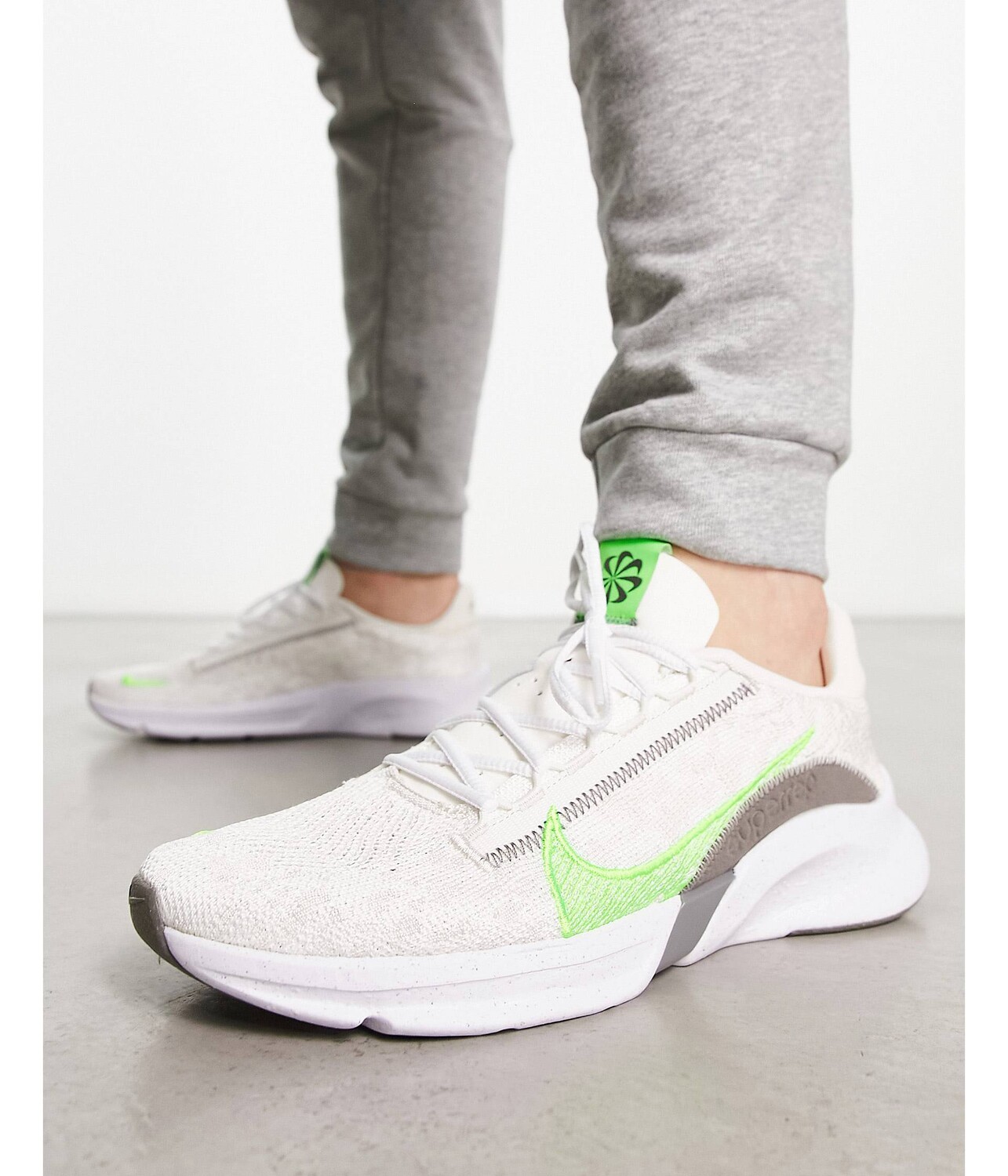 

Серые и зеленые кроссовки Nike Training Superrep Go 3