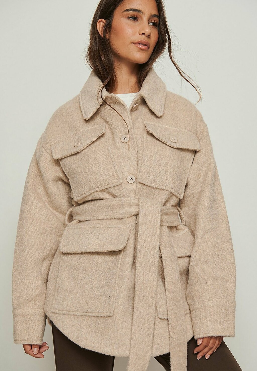 

Куртка NA-KD GEBÜRSTETE MIT GÜRTEL, цвет light beige