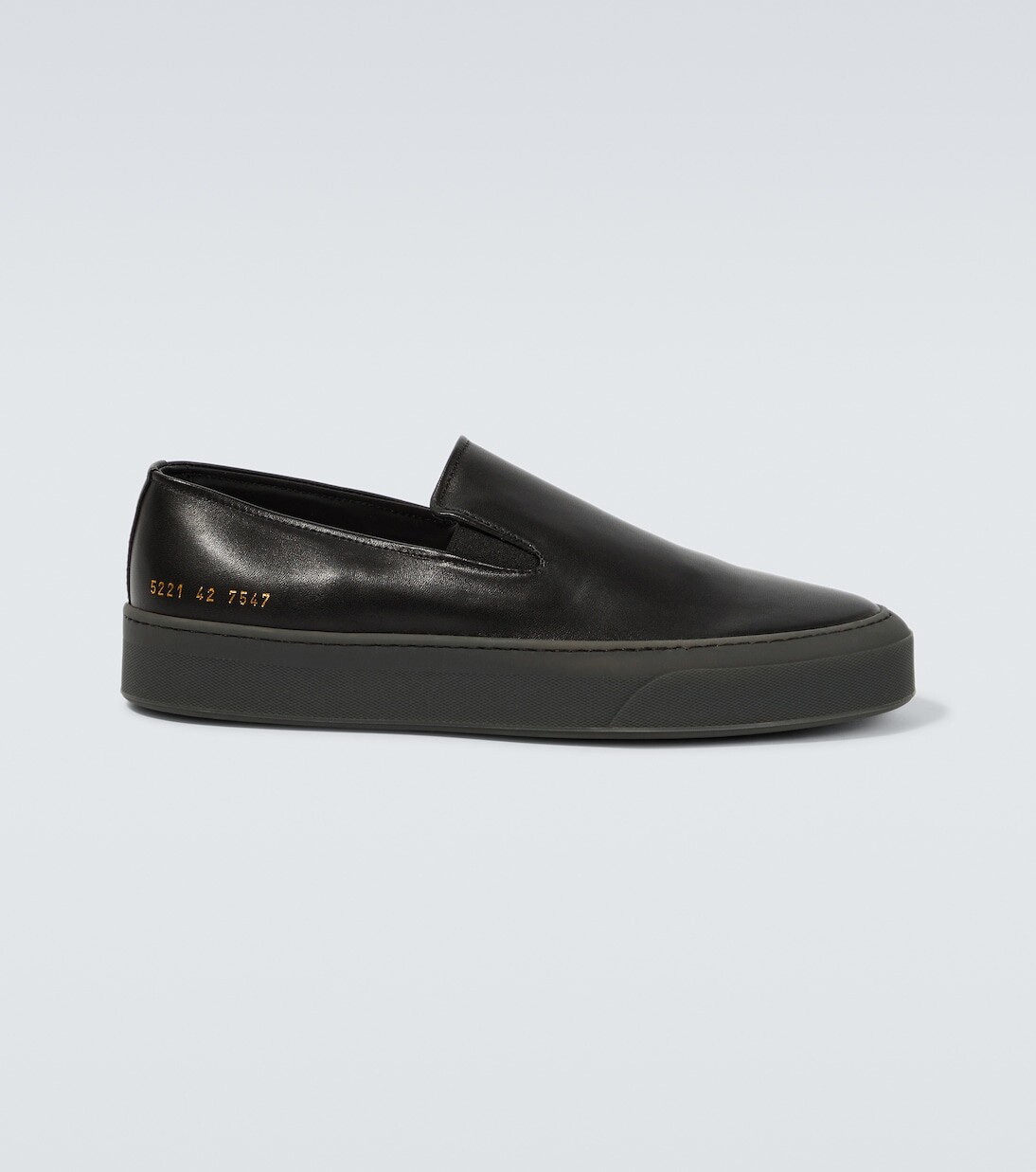 

Наденьте кожаные слипоны Common Projects, черный