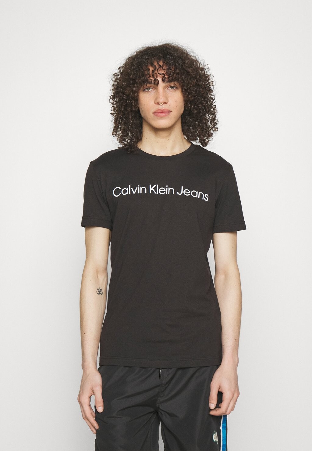 

Футболка с принтом Calvin Klein Jeans, черный