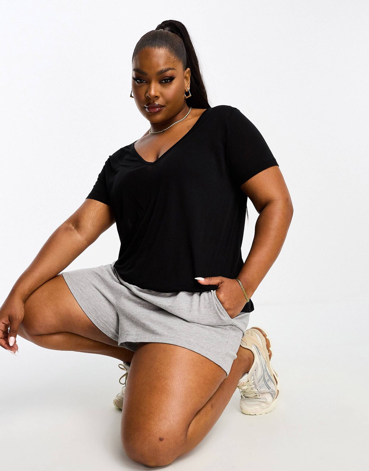 

Черная свободная футболка с v-образным вырезом ASOS DESIGN Curve ASOS Curve, Черный