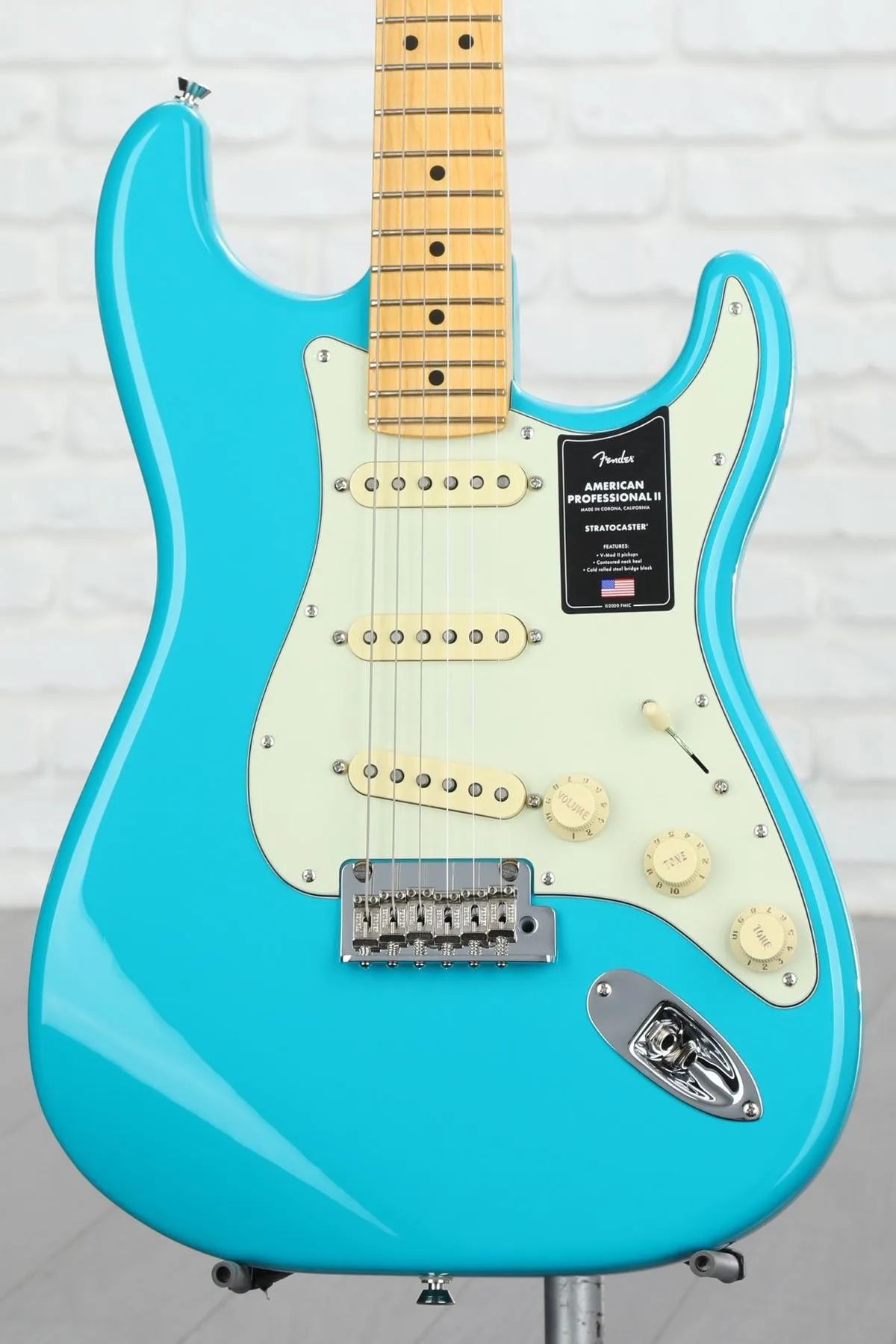 

Fender American Professional II Stratocaster — цвет Майами синий, с кленовой накладкой на гриф