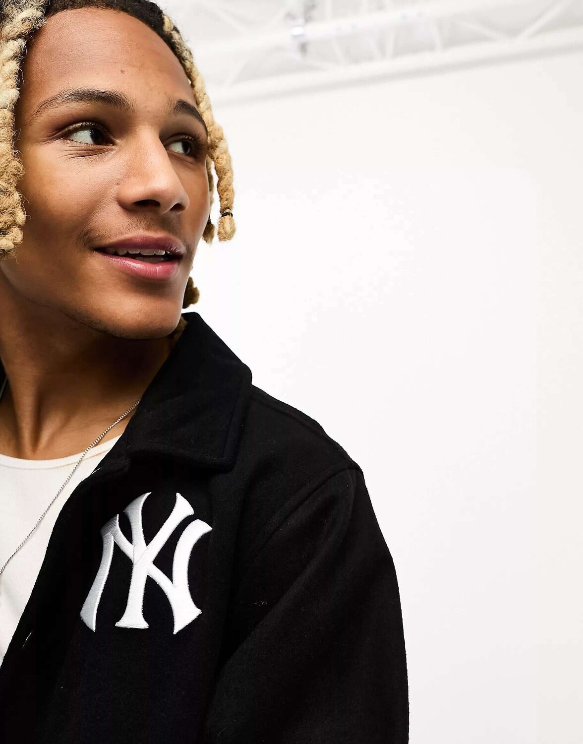 

Черная спортивная куртка New Era NY Yankees, Черный