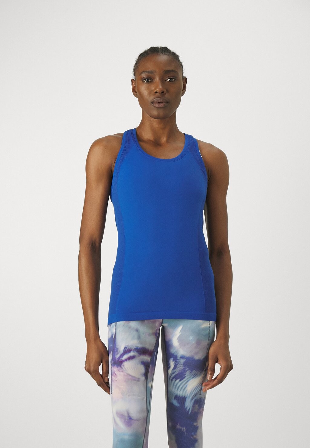 цена Топ ATHLETE SEAMLESS WORKOUT TANK Sweaty Betty, цвет lightning blue