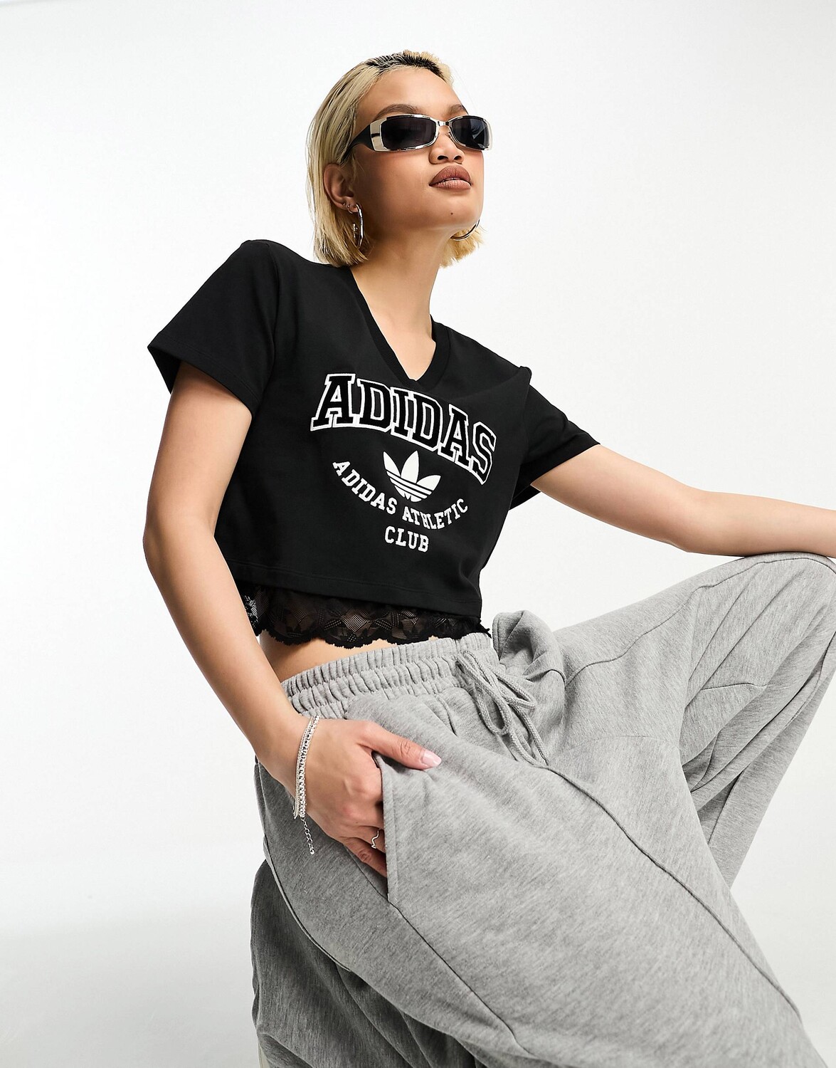 

Черная укороченная футболка adidas Originals с кружевной отделкой