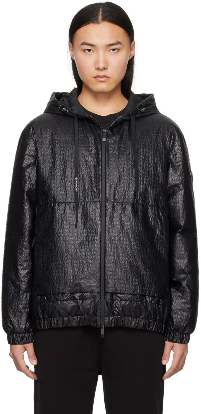 

Черный пуховик с тиснением Moncler