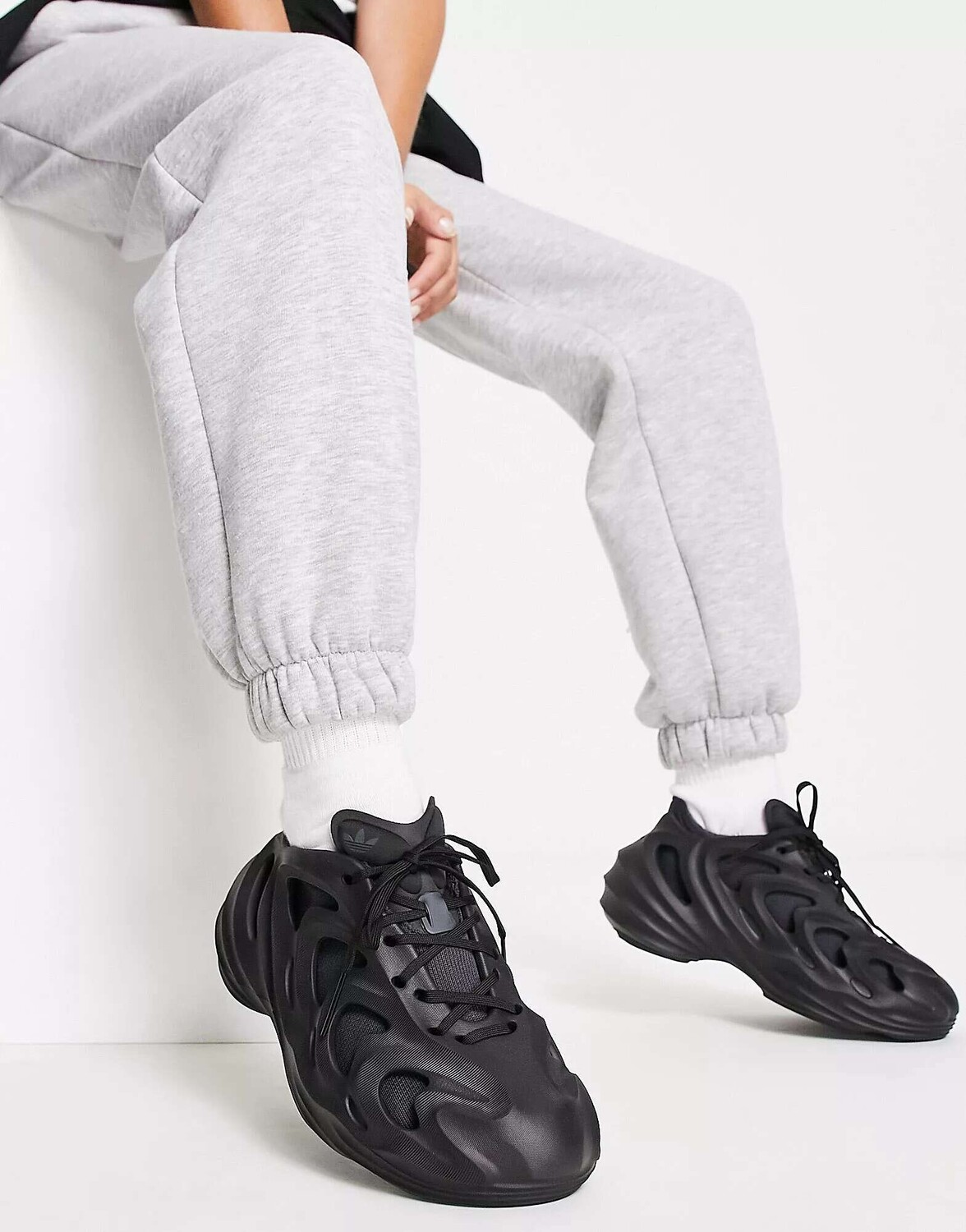 

Черные кроссовки adidas Originals Fom Quake