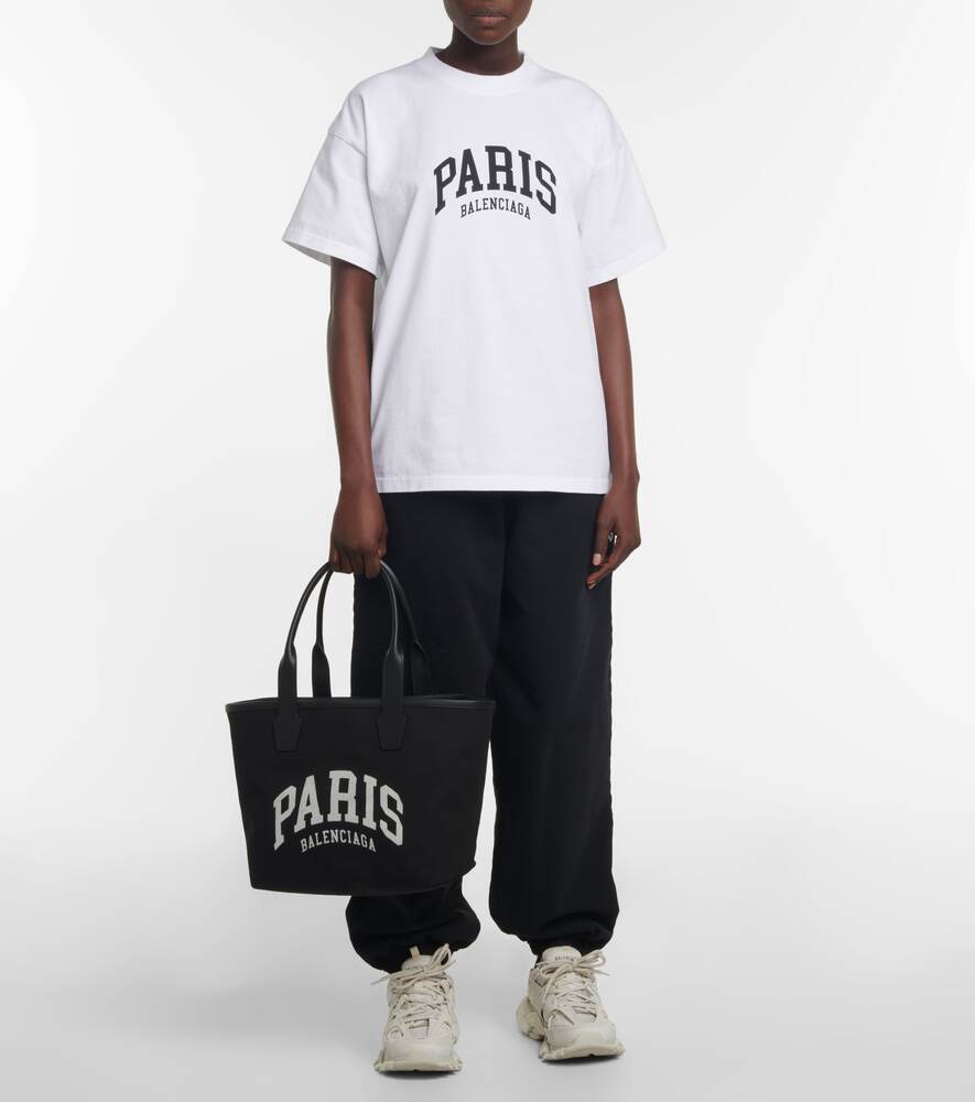 Balenciaga paris soccer. Balenciaga Paris Tee. Balenciaga t Shirt. Баленсиага Сити. Balenciaga Paris t Shirt.