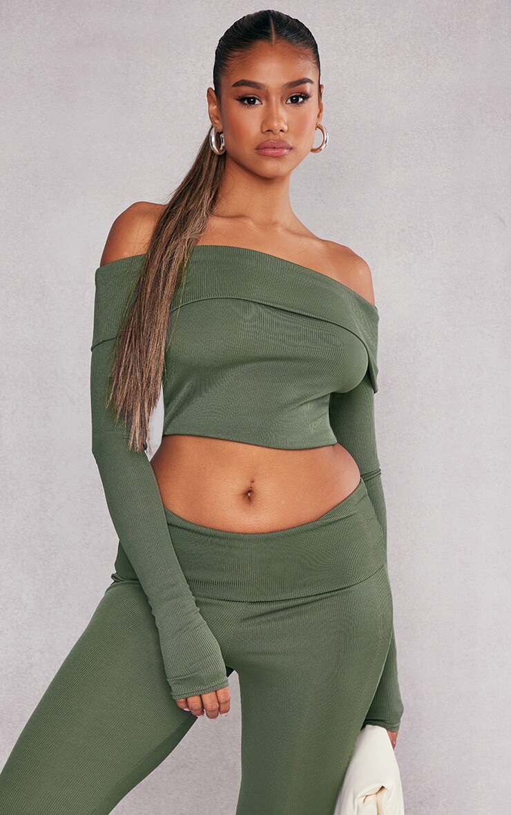 

PrettyLittleThing Удлиненный топ цвета хаки с отложным воротником и рукавами-флейтой в рубчик