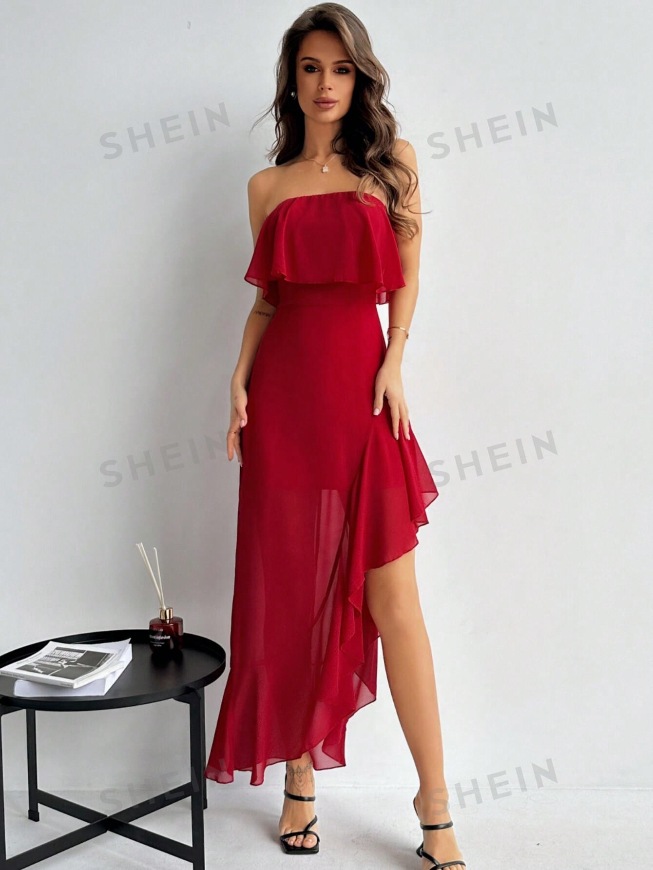 цена SHEIN Privé женское платье макси без бретелек с высоким разрезом и оборками на подоле для сезона свиданий или свадьбы, красный